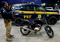 Polícia Rodoviária Federal recupera motocicleta roubada e conduzida por adolescente em Itaitinga/CE