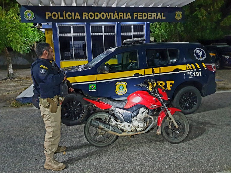 IMAGEM - PRF recupera em São Gonçalo do Amarante (CE) motocicleta roubada em Fortaleza há mais de um ano