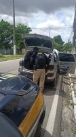 Homem é detido pela PRF após ser flagrado dirigindo veículo roubado em Maracanaú (CE)
