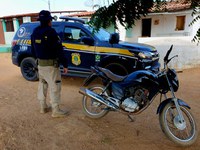 Motocicleta roubada e adulterada é recuperada pela PRF durante a operação de combate ao crime na divisa CE/PI