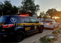 PRF aborda veículo na BR 116, em Fortaleza, e prende homem com mandado de prisão em aberto pelo não pagamento de pensão alimentícia