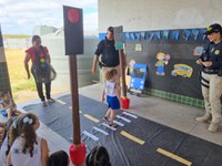 PRF leva educação para o trânsito às crianças de São Gonçalo do Amarante (CE) na Semana Nacional de Trânsito