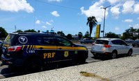 PRF prende passageiro de veículo  procurado pela Justiça utilizando documento falso