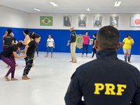 PRF realiza treinamento de defesa pessoal para mulheres, em Fortaleza (CE)