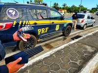 Abordagem da PRF, em Fortaleza, termina com dois homens presos, um adolescente apreendido, um carro recuperado e arma e munições apreendidas