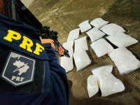 PRF, em Horizonte (CE), prende mulher com 25 quilos de substância química utilizada para aumentar volume de drogas como o crack e a cocaína