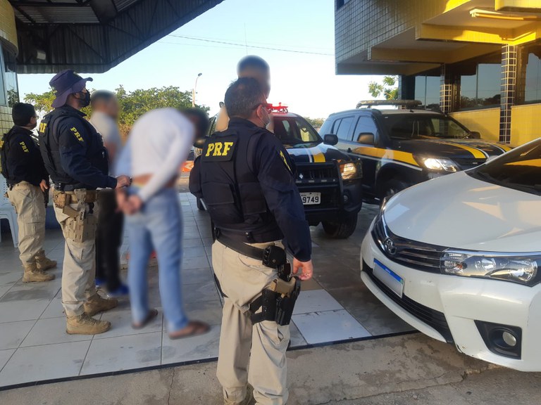 IMAGEM - PRF prende assaltantes, apreende armas e recupera R$ 65 mil que haviam sido roubados