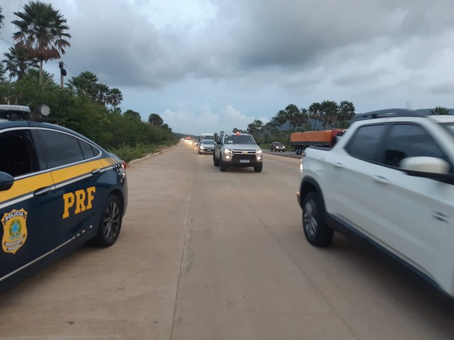 IMAGEM 2 - PRF escolta Presidente Jair Bolsonaro durante visita ao Ceará