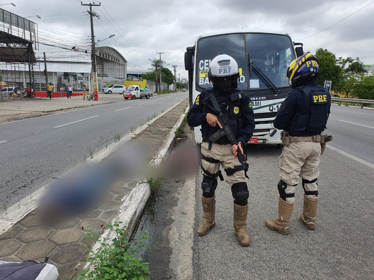 IMAGEM - PRF prende três homens durante assalto na BR-116