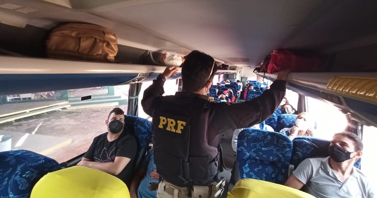 IMAGEM - PRF no Ceará conscientiza centenas de passageiros de ônibus nos terminais rodoviários