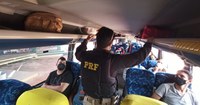 PRF no Ceará conscientiza centenas de passageiros de ônibus nos terminais rodoviários