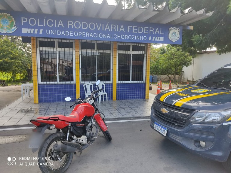 IMAGEM - PRF no Ceará recupera motocicleta roubada e clonada que estava sendo conduzida para a Paraíba