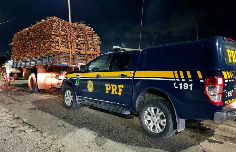 IMAGEM - PRF apreende carga de madeira ilegal em São Gonçalo do Amarante (CE)