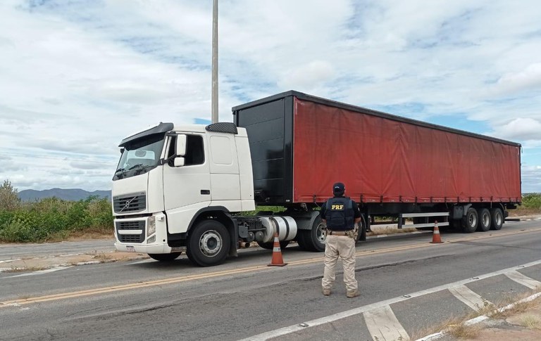 IMAGEM - PRF (CE) RECUPERA VEÍCULO ROUBADO TRAFEGANDO EM JAGUARIBE (CE)