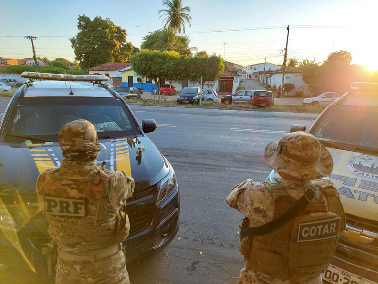 Imagem - PRF e COTAR prendem dois indivíduos com arma,  munições e droga em Ocara/CE