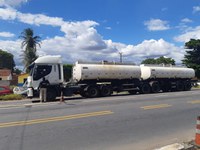 PRF flagra caminhão-tanque com 28 toneladas de óleo sem documentação fiscal no Ceará