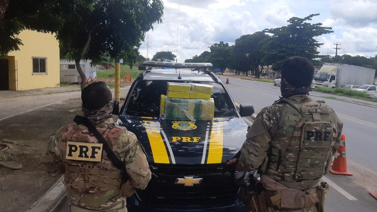 IMAGEM - PRF apreende R$ 22 mil em maconha dentro de mala de passageira de ônibus no Ceará