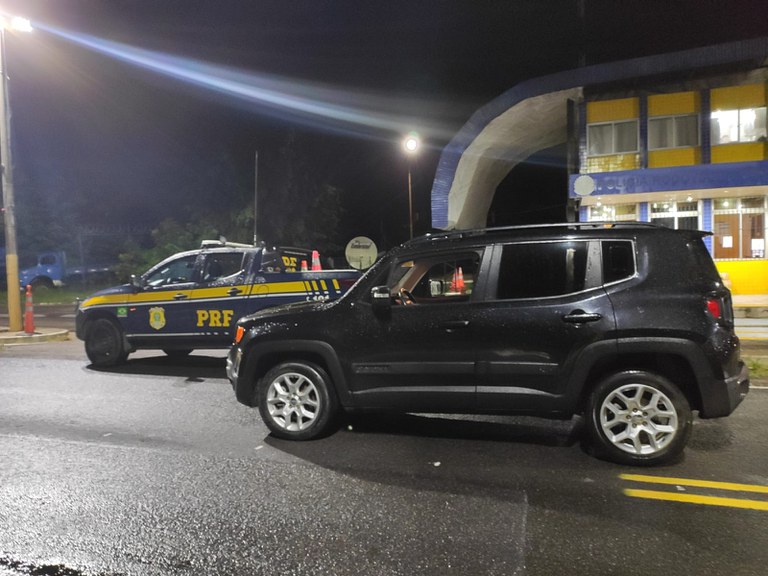 IMAGEM - PRF recupera em Boa Viagem (CE) veículo roubado no Rio de Janeiro
