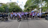 Mais de 350 ciclistas participam de passeio em prol de crianças com câncer