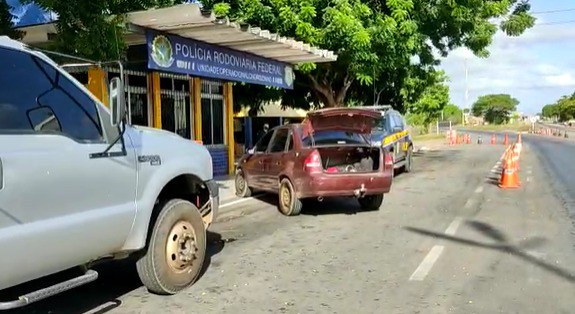 IMAGEM - PRF prende três homens e recupera em Chorozinho (CE) veículo furtado no Rio Grande do Norte