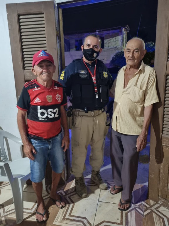 IMAGEM - PRF resgata idoso perdido em ônibus em São Gonçalo do Amarante (CE)