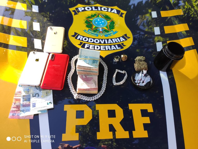 IMAGEM - PRF prende, em Canindé (CE), dois suspeitos de furto a apartamento que levavam três celulares e R$ 10 mil em espécie