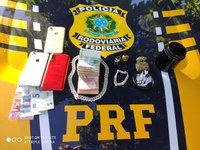 PRF prende, em Canindé (CE), dois suspeitos de furto a apartamento que levavam três celulares e R$ 10 mil em espécie