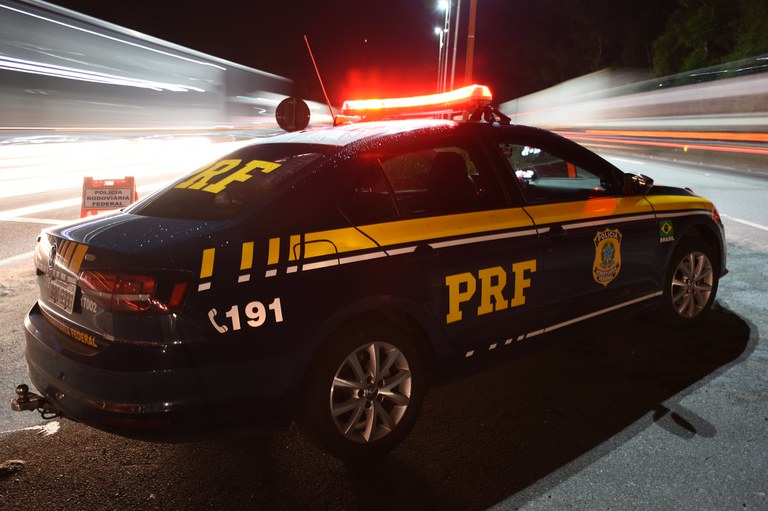 IMAGEM - Em ação conjunta, PRF e PMCE prendem quatro envolvidos em roubo de carro
