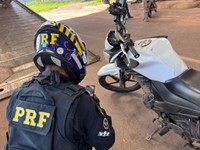 PRF fiscaliza motos e retira de circulação veículos irregulares.