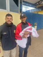 Mulher dá à luz durante escolta da PRF para o hospital