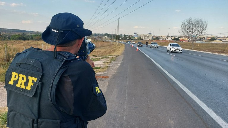 PRF realiza operação para combate ao excesso de velocidade nas rodovias do Distrito Federal