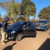 PRF prende dois homens e recupera carro clonado