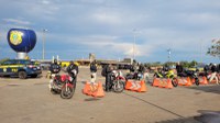 A PRF e a concessionária Via 040 realizam ação educativa para motociclistas