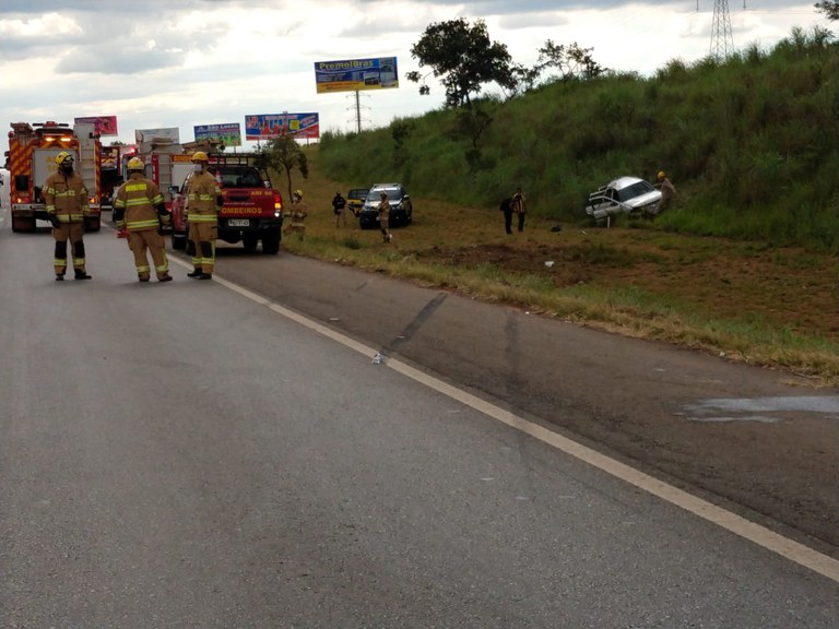 Condutor embriagado capota veículo em Ceilândia (DF) e é preso pela PRF