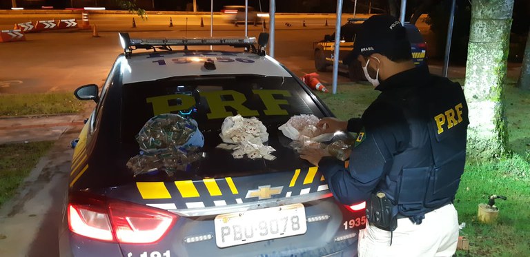 Em Santa Maria (DF), PRF prende traficante transportando 1 kg de crack afixado ao corpo