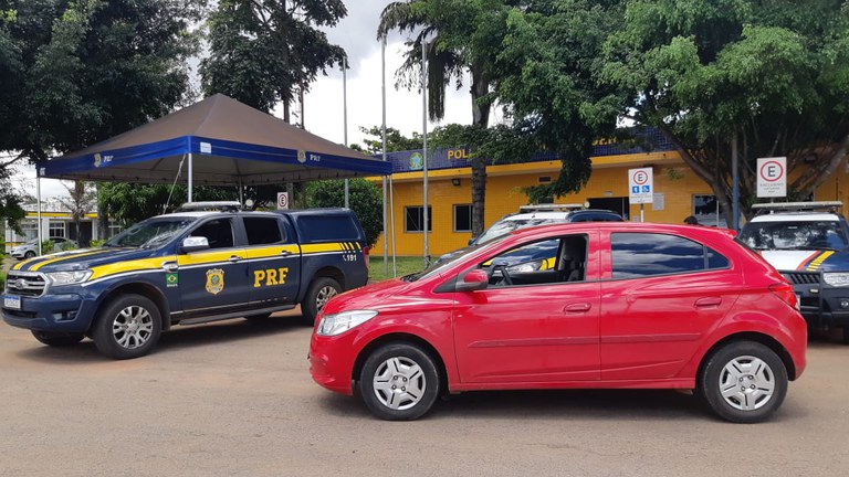 Em Santa Maria (DF), PRF recupera carro roubado