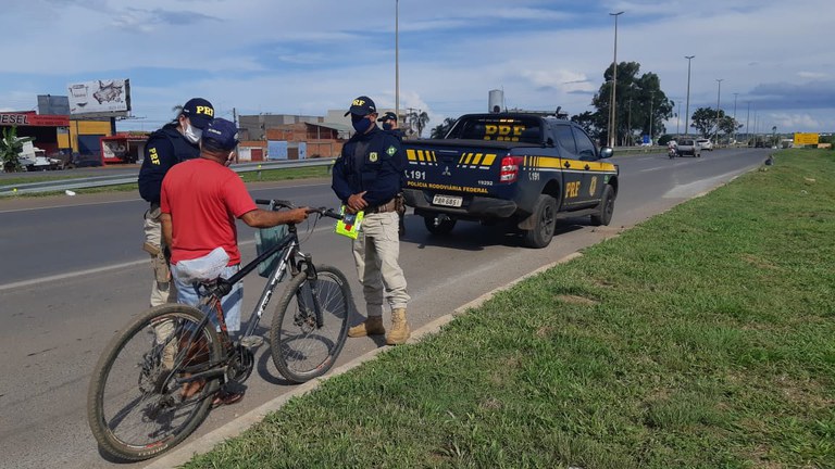 PRF faz ação de educação voltada para os ciclistas na BR 040