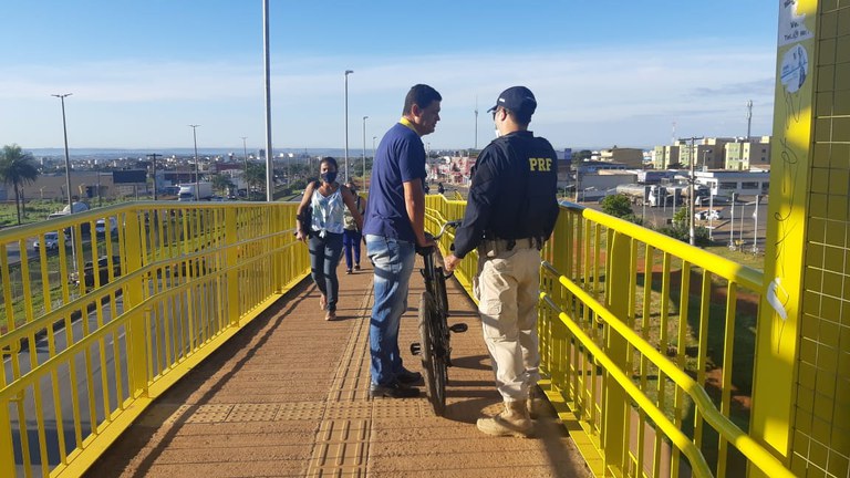 PRF realiza campanha para conscientizar pedestres na BR 040