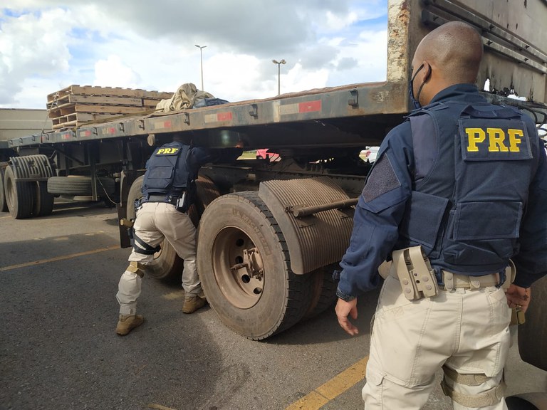 Em Santa Maria (DF), PRF recupera semirreboque clonado