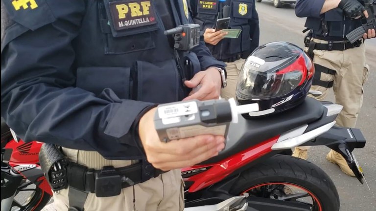 PRF faz operação duas rodas e flagra motociclista embriagado no meio da tarde em Santa Maria (DF)