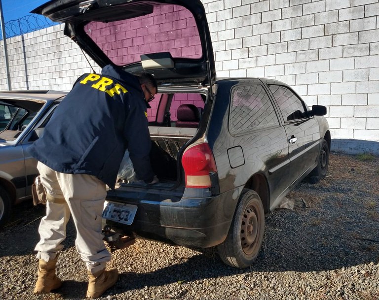 PRF flagra carro com quase R$ 19 mil em débitos na BR 070, em Ceilândia (DF)