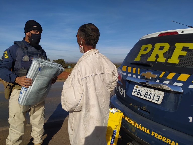 PRFs fazem vaquinha e compram 150 cobertores para distribuir a pessoas carentes