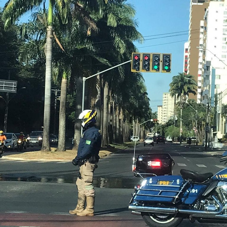 O que fazer ao deparar com uma escolta policial?