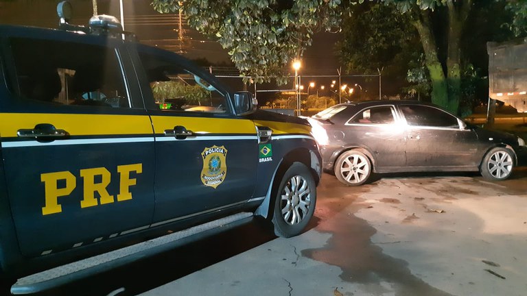 Em Santa Maria (DF), PRF recupera carro com motor adulterado