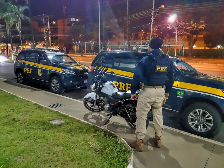 Em Taguatinga (DF), PRF prende homem com moto furtada