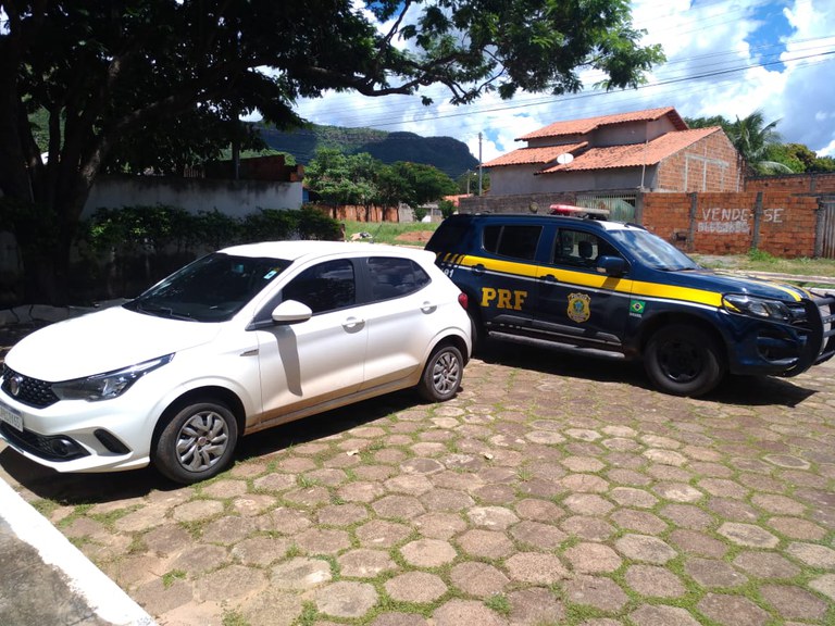 PRF recupera em Alvorada do Norte (GO) carro roubado nesta quarta-feira em Brasília (DF)