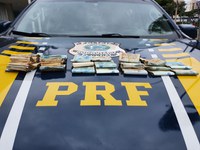 PRF apreende 20 mil reais do tráfico de drogas