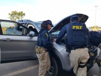 PRF apreende carro com R$ 12 mil em multas.