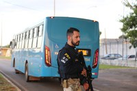 PRF prende mais dois assaltantes de ônibus urbano na BR 070, em Ceilândia-DF.