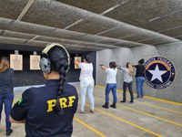 PRF realiza primeira turma de autoproteção e tiro para policiais femininas